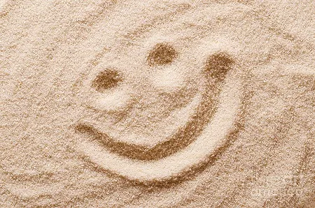 happysmilingfaceinthesandmacrophotopeterhermesfurian.jpg