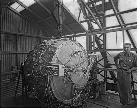 Gadget test atop tower with Norris Bradbury.jpg